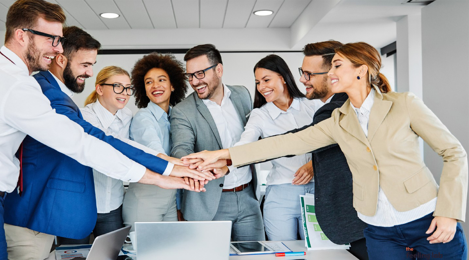 Equipo profesional colaborando en una oficina