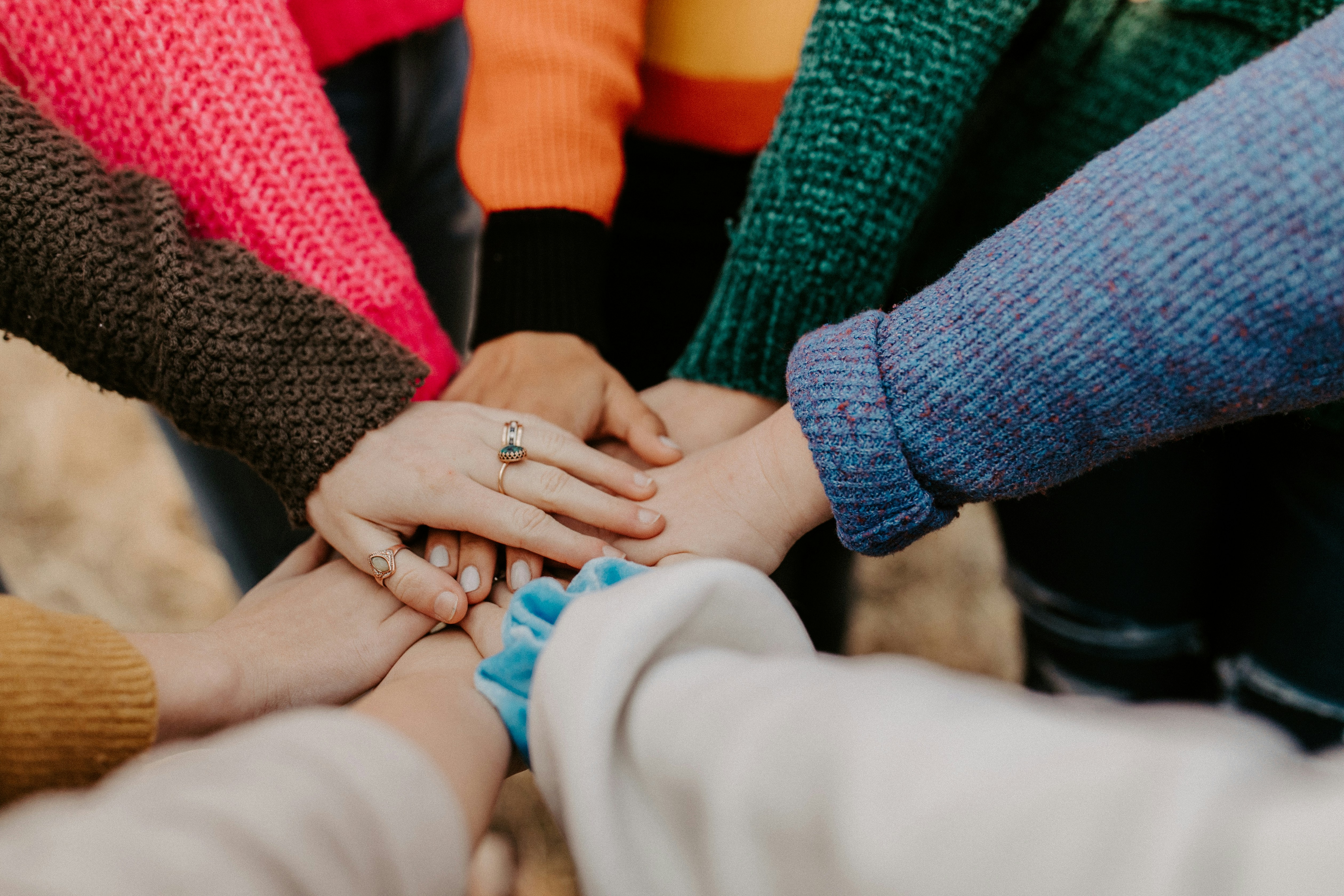 Personas de una comunidad uniendo sus manos